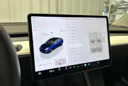 sininen Tesla Model 3 2023 kuva 17.