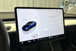 sininen Tesla Model 3 2023 kuva 18.