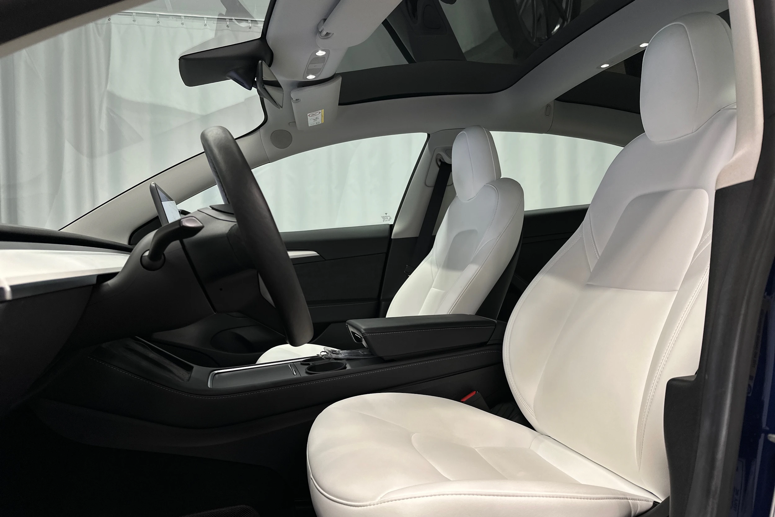 sininen Tesla Model 3 2023 kuva 21.