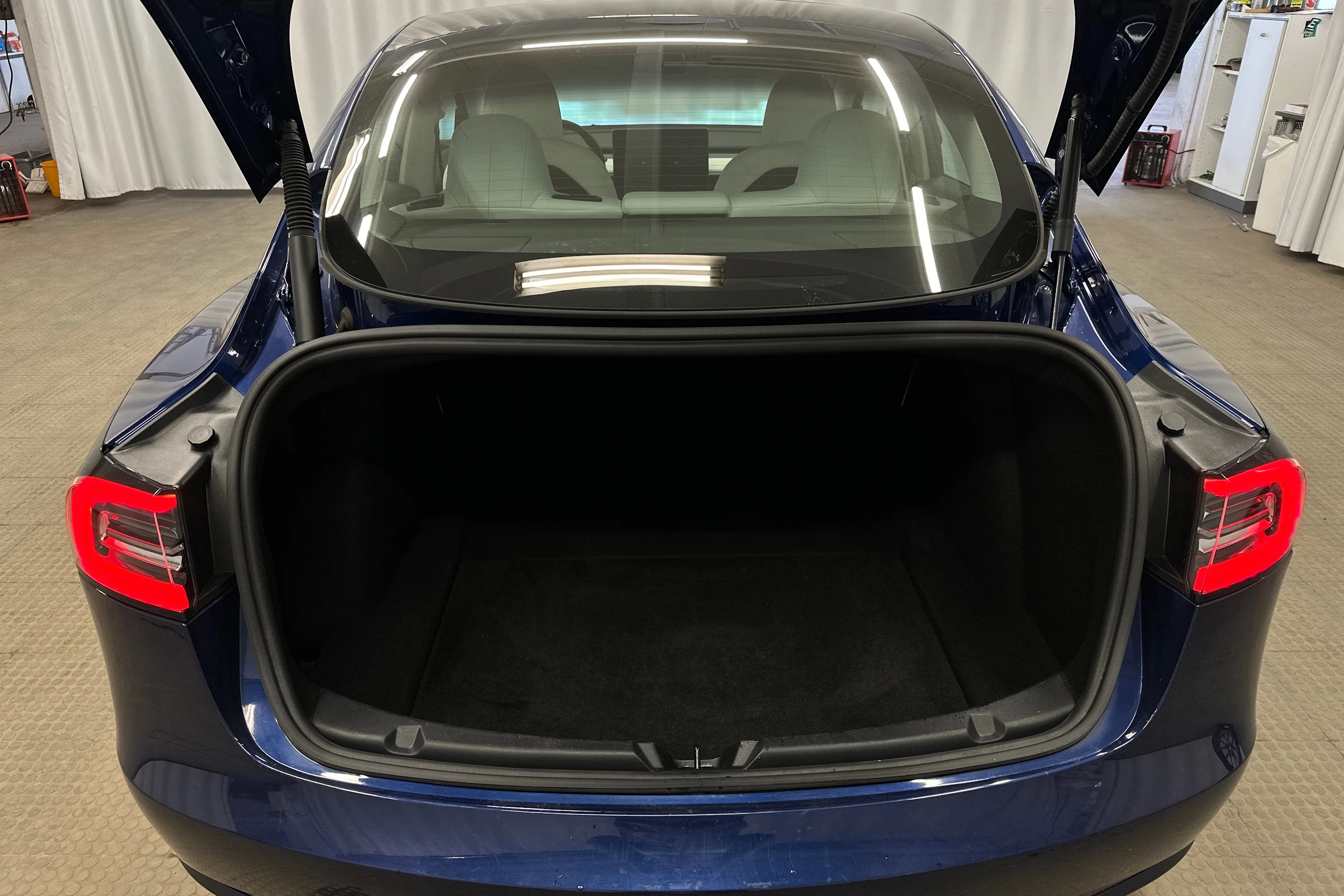 sininen Tesla Model 3 2023 kuva 23.