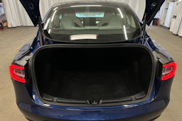 sininen Tesla Model 3 2023 kuva 23.