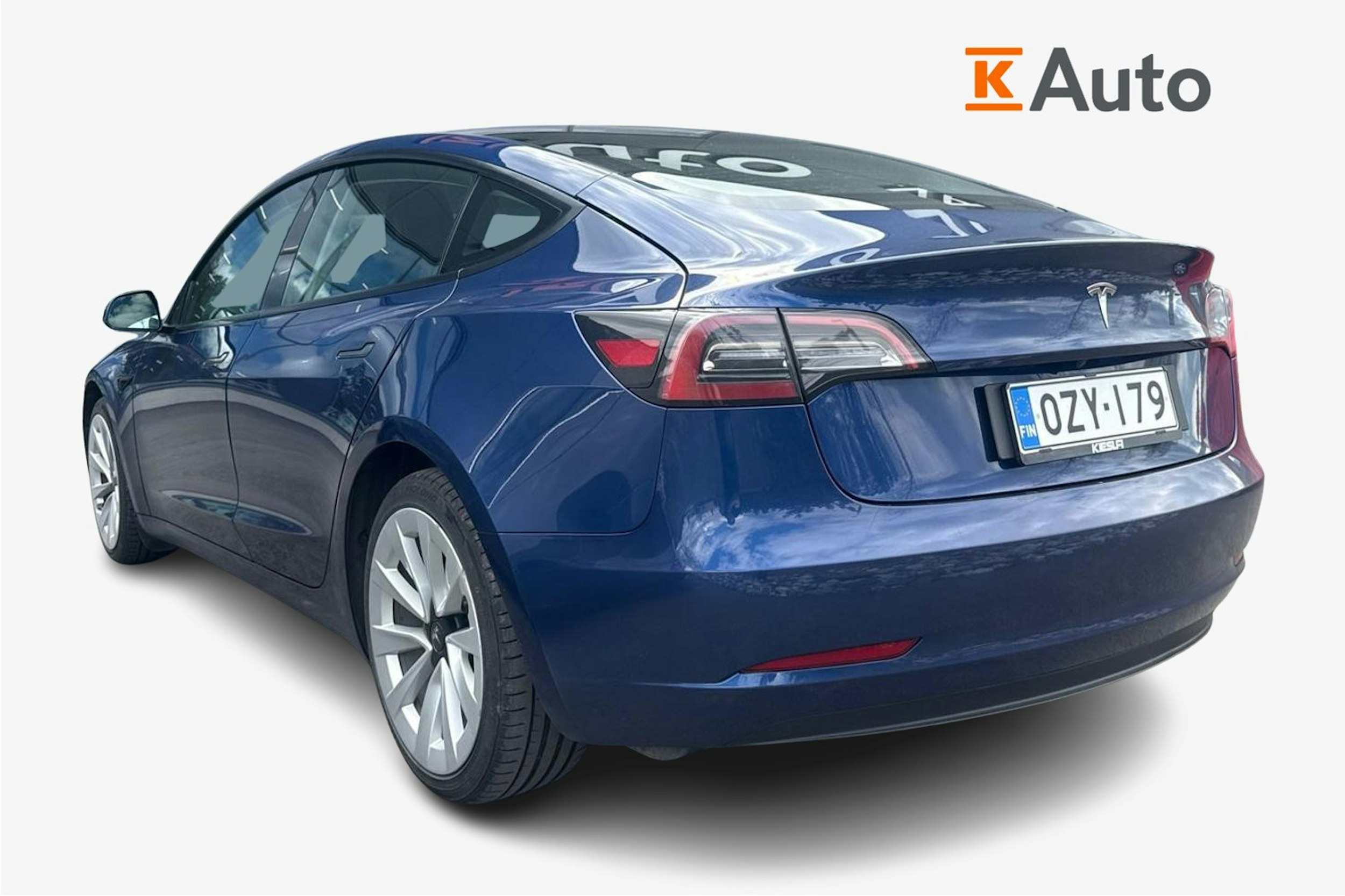 sininen Tesla Model 3 2022 kuva 2.