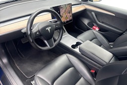 sininen Tesla Model 3 2022 kuva 3.