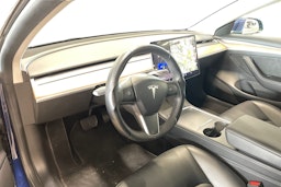 sininen Tesla Model 3 2022 kuva 7.