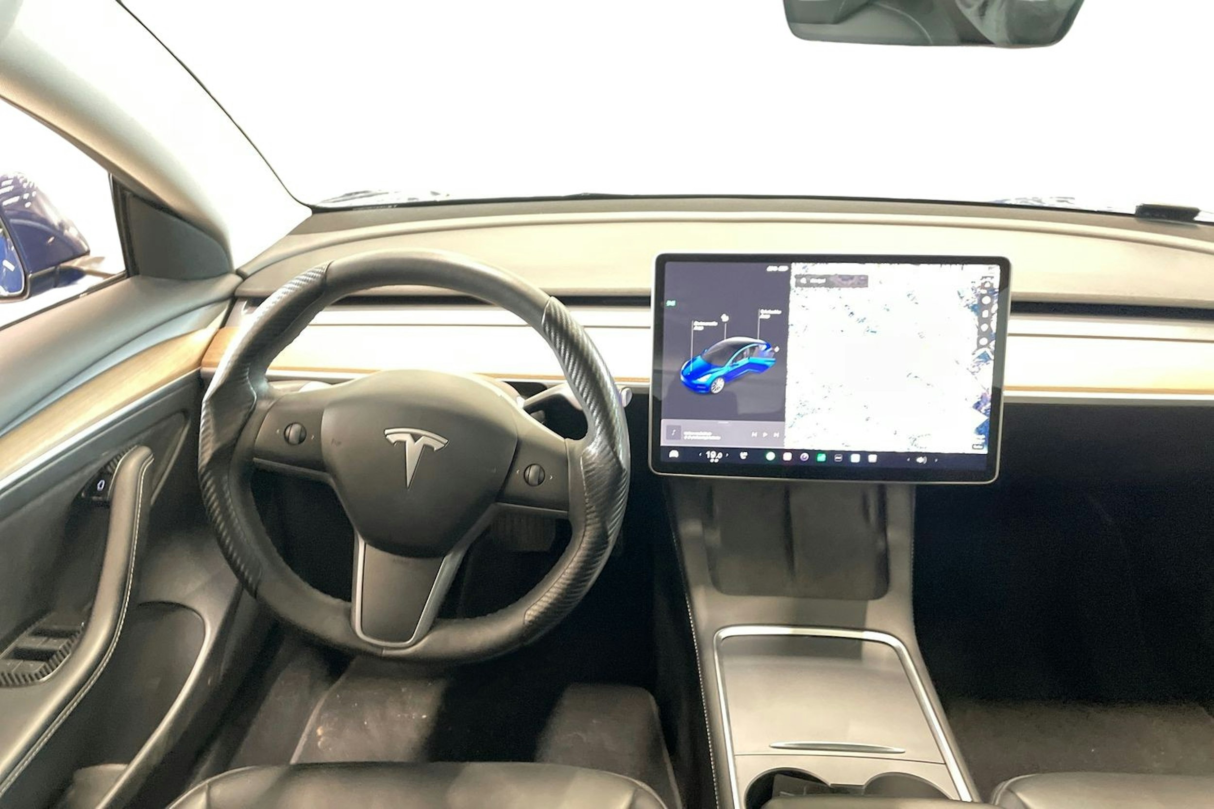 sininen Tesla Model 3 2022 kuva 9.