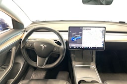 sininen Tesla Model 3 2022 kuva 9.