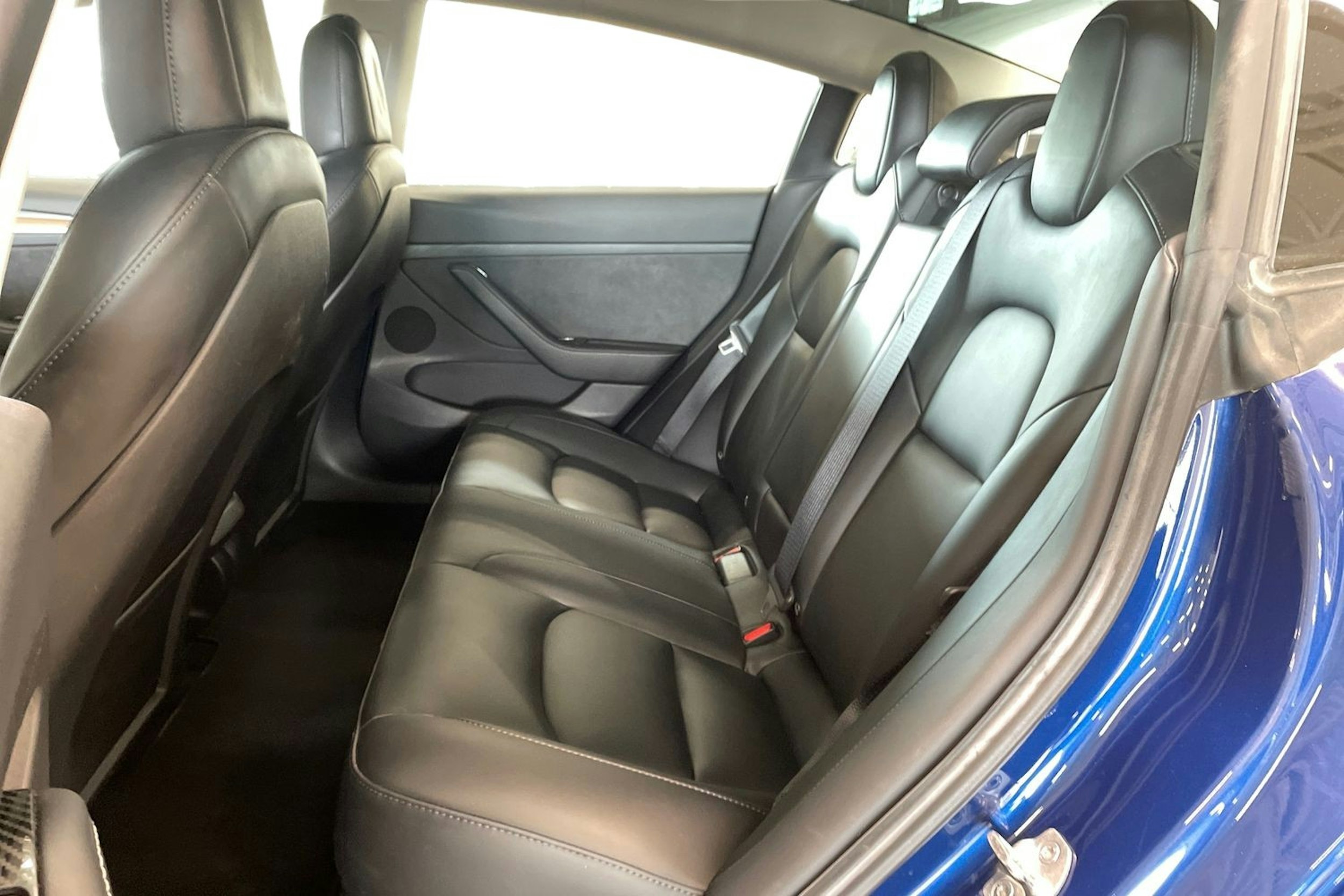 sininen Tesla Model 3 2022 kuva 10.