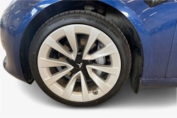 sininen Tesla Model 3 2022 kuva 11.