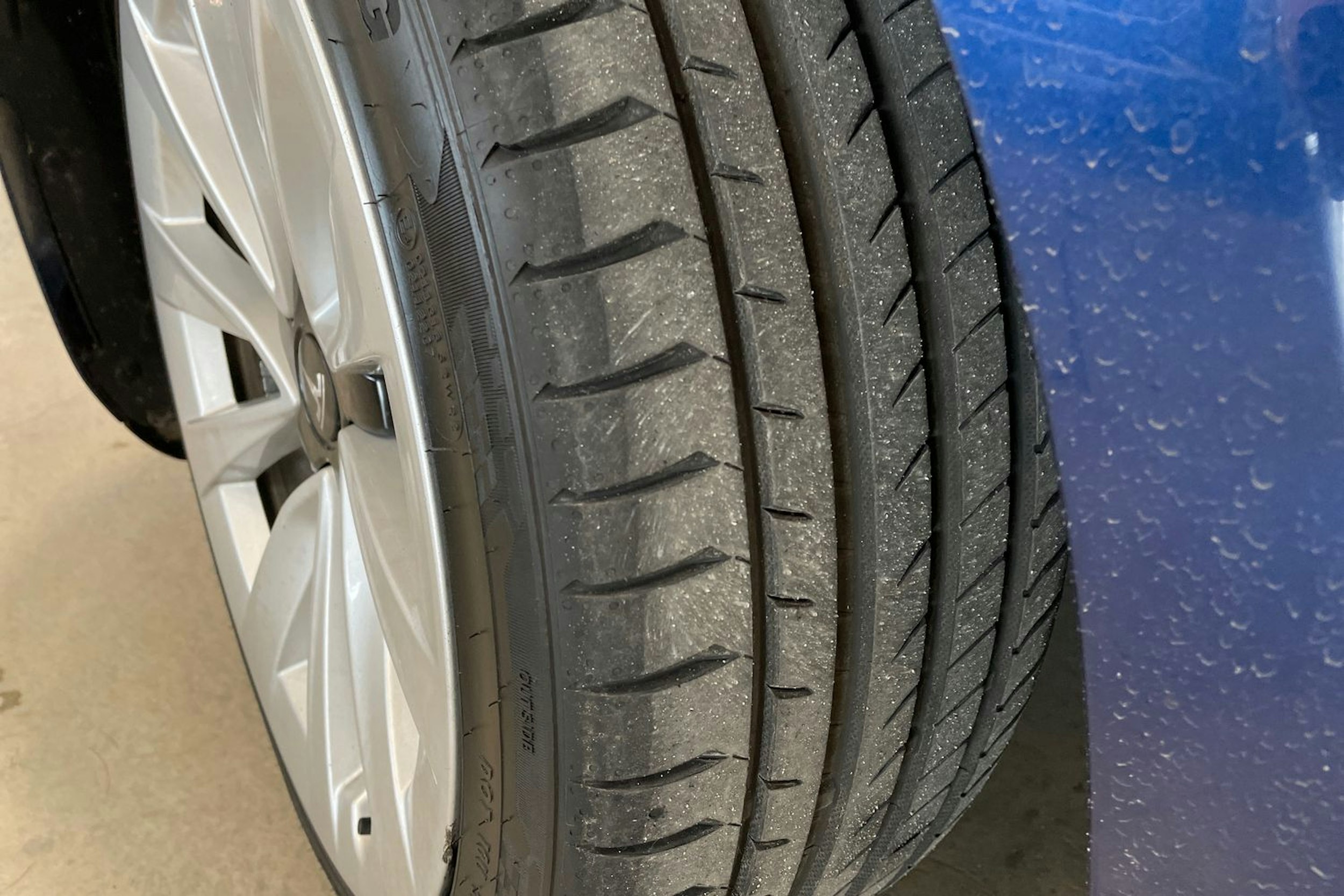 sininen Tesla Model 3 2022 kuva 13.