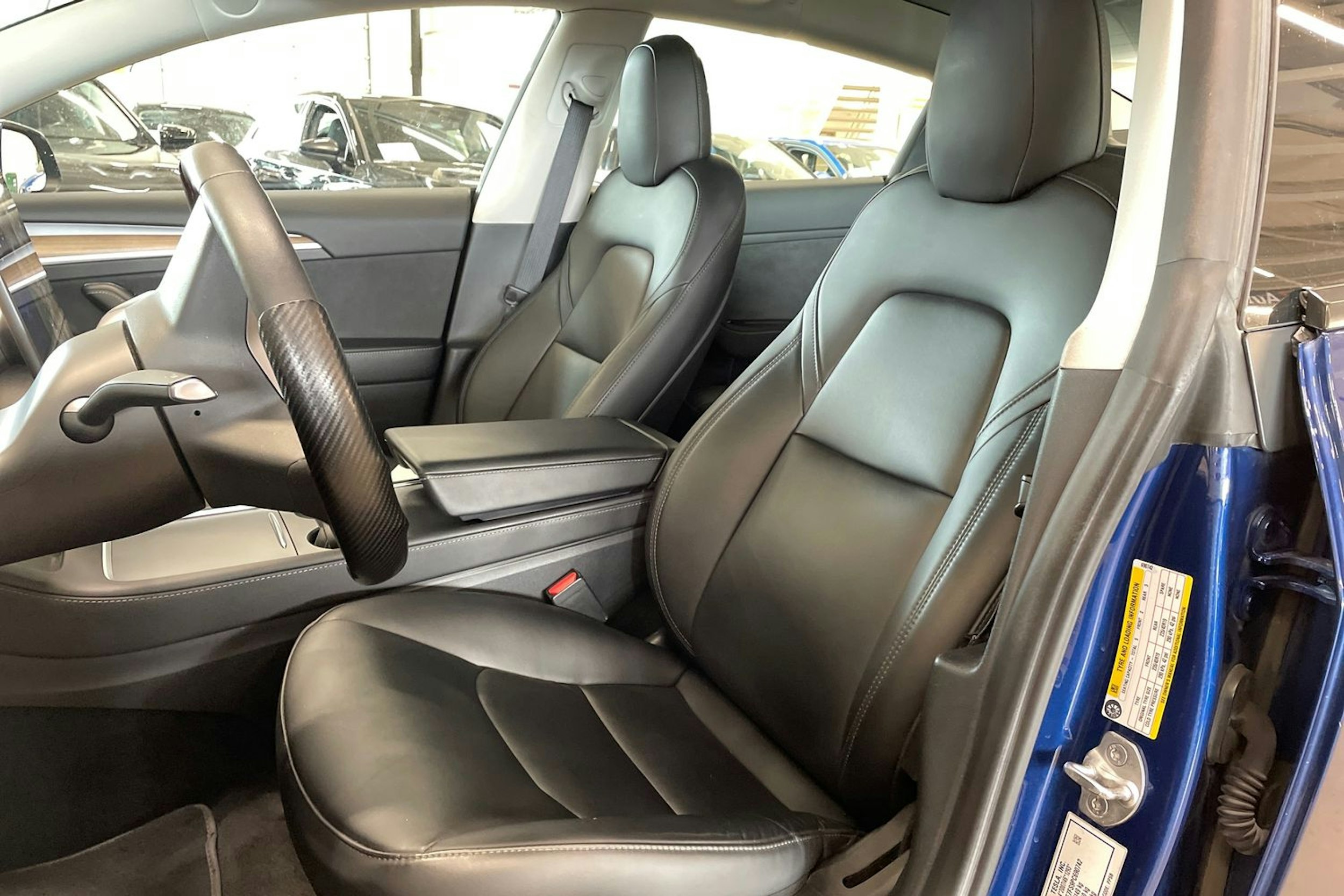sininen Tesla Model 3 2022 kuva 14.