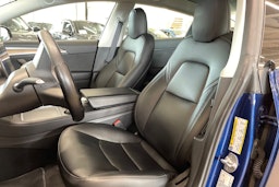 sininen Tesla Model 3 2022 kuva 14.