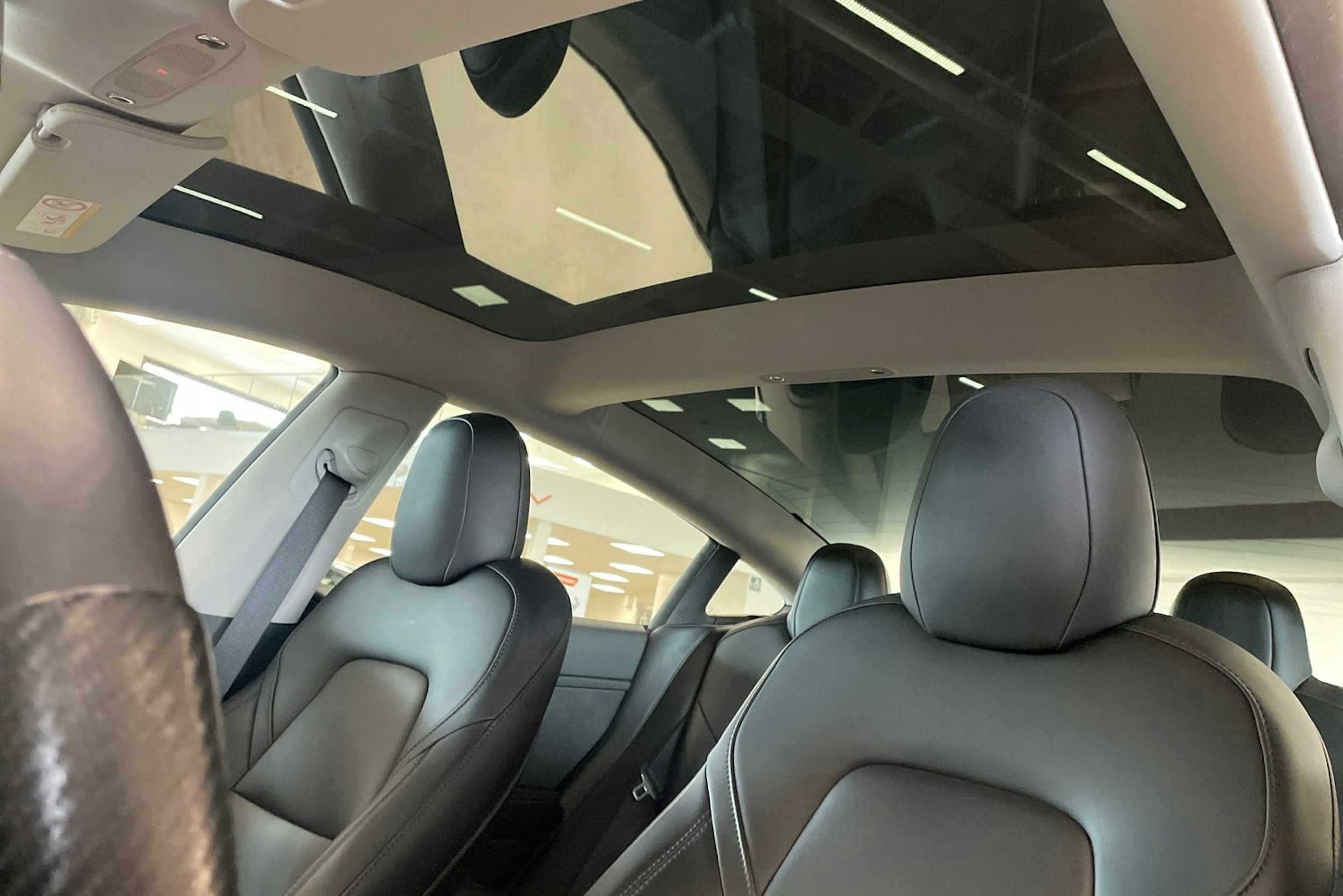 sininen Tesla Model 3 2022 kuva 15.