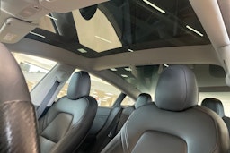 sininen Tesla Model 3 2022 kuva 15.