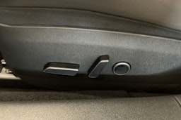 sininen Tesla Model 3 2022 kuva 16.