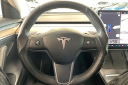 sininen Tesla Model 3 2022 kuva 17.