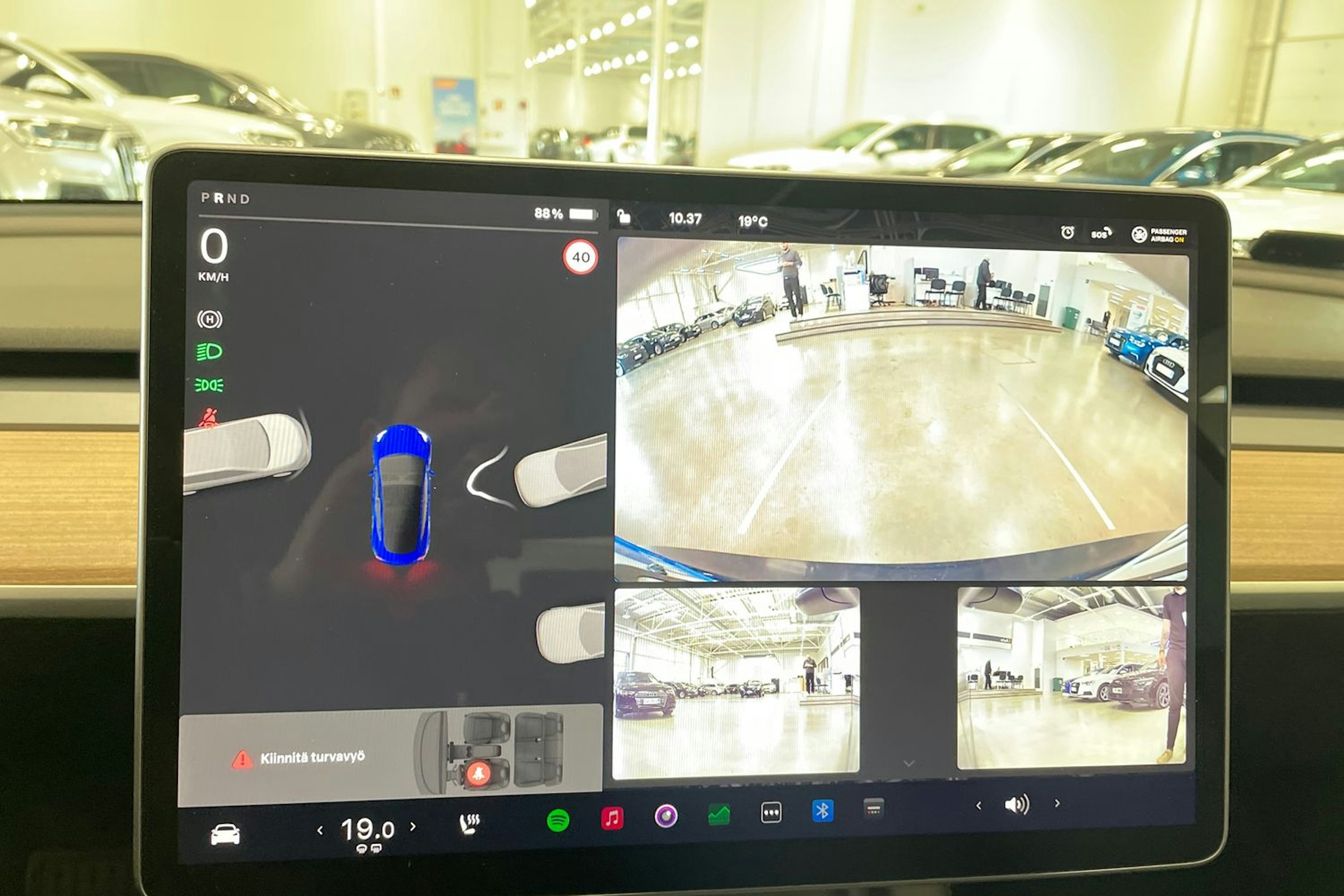 sininen Tesla Model 3 2022 kuva 18.