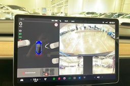 sininen Tesla Model 3 2022 kuva 18.