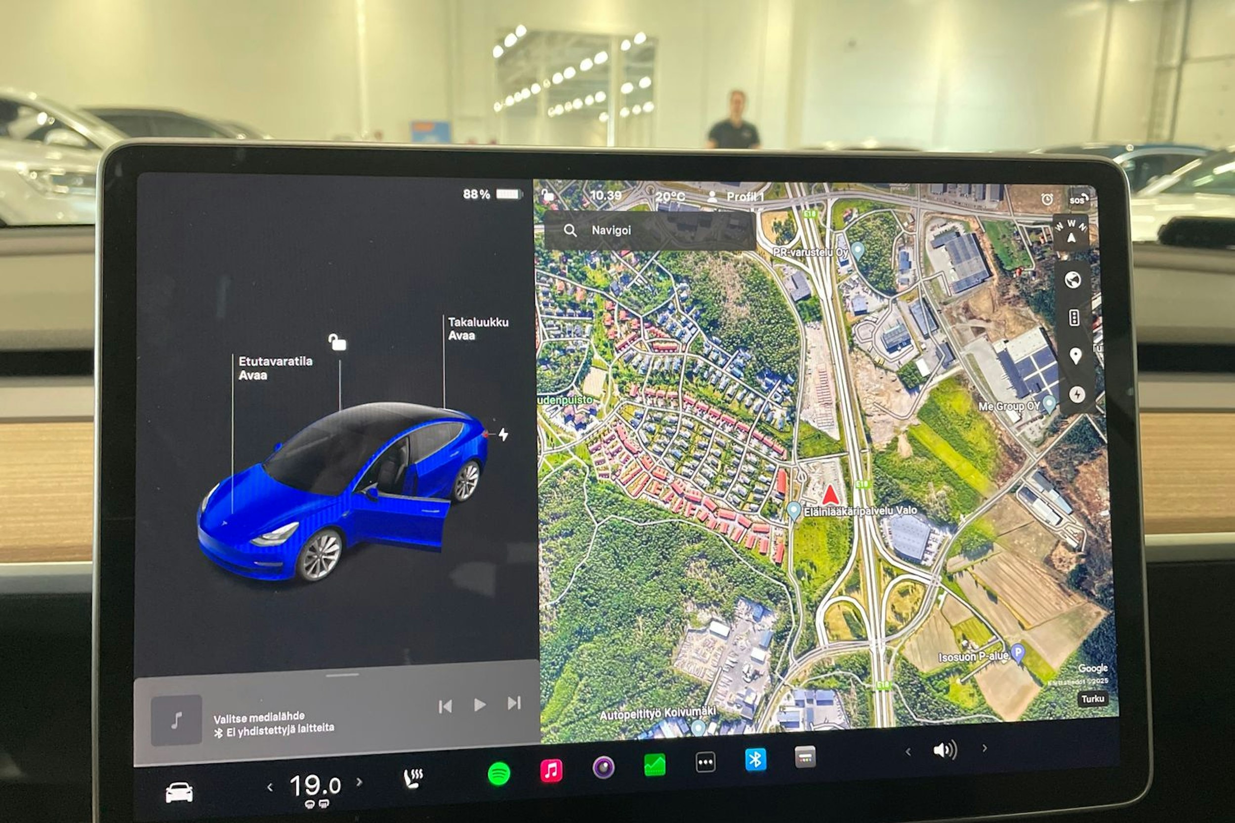 sininen Tesla Model 3 2022 kuva 19.