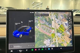 sininen Tesla Model 3 2022 kuva 19.