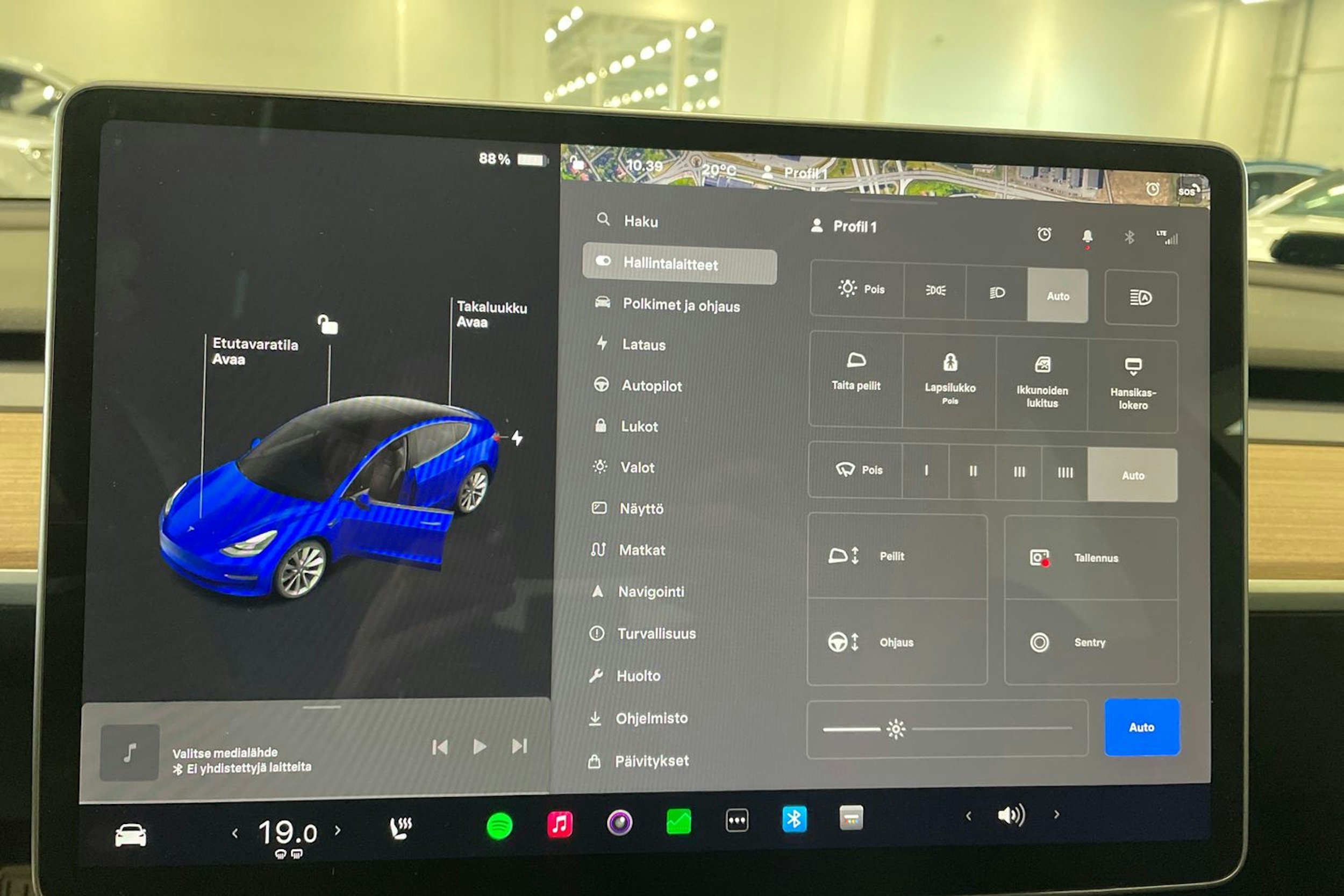 sininen Tesla Model 3 2022 kuva 20.