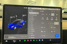 sininen Tesla Model 3 2022 kuva 20.