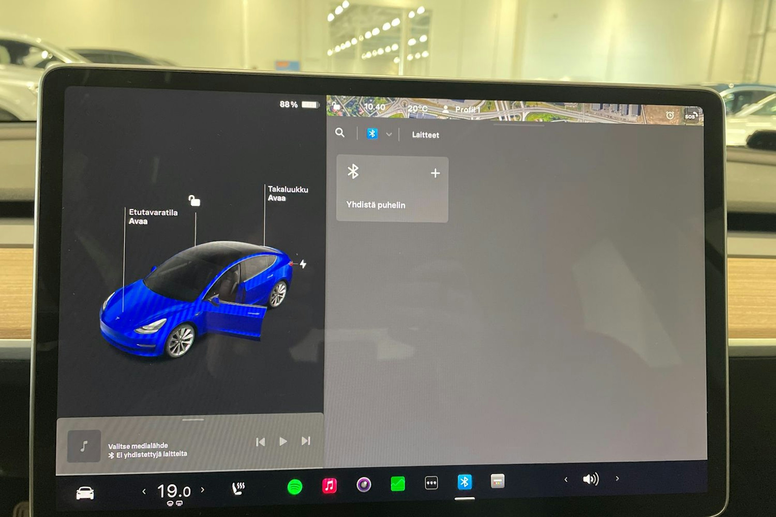 sininen Tesla Model 3 2022 kuva 22.