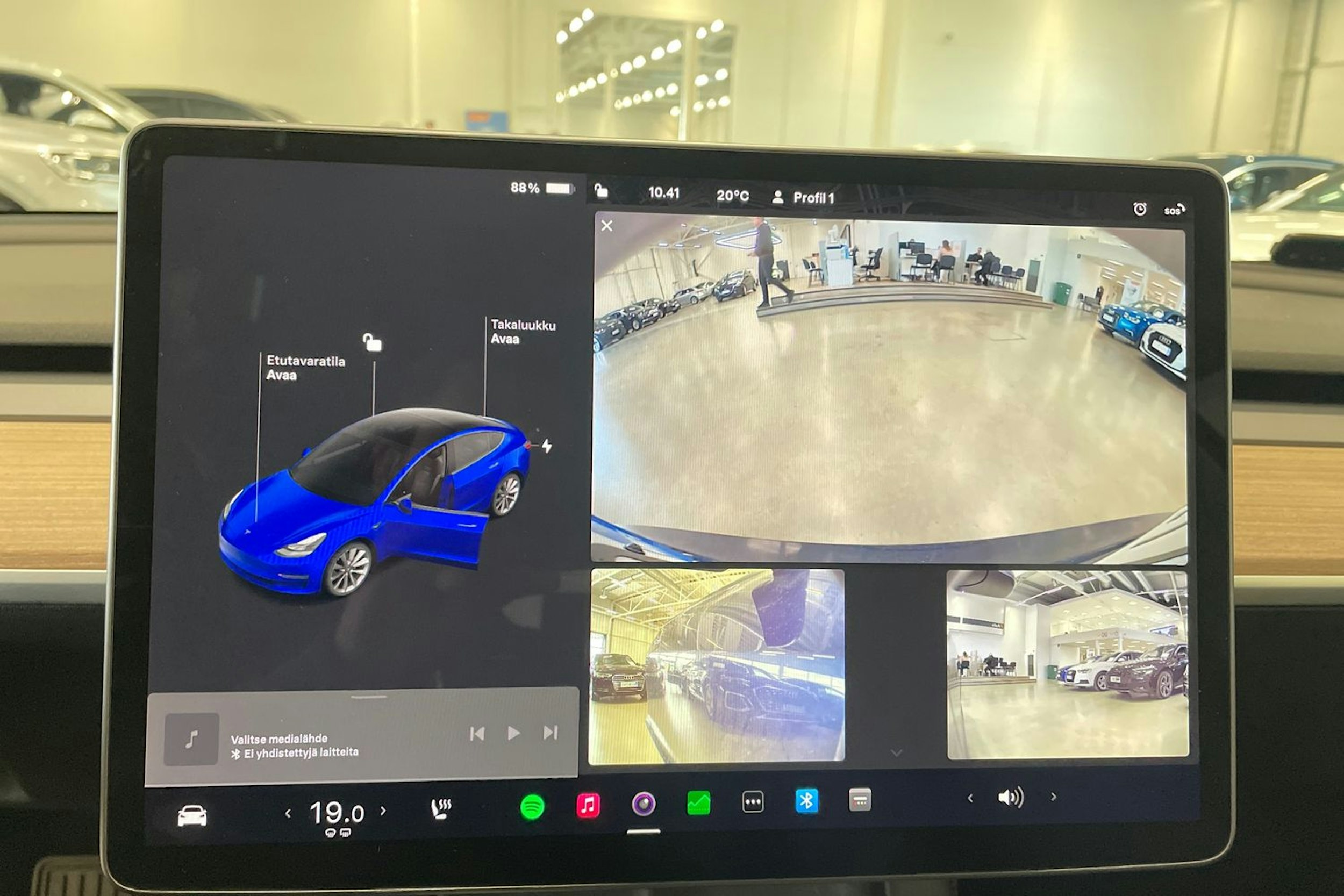 sininen Tesla Model 3 2022 kuva 23.