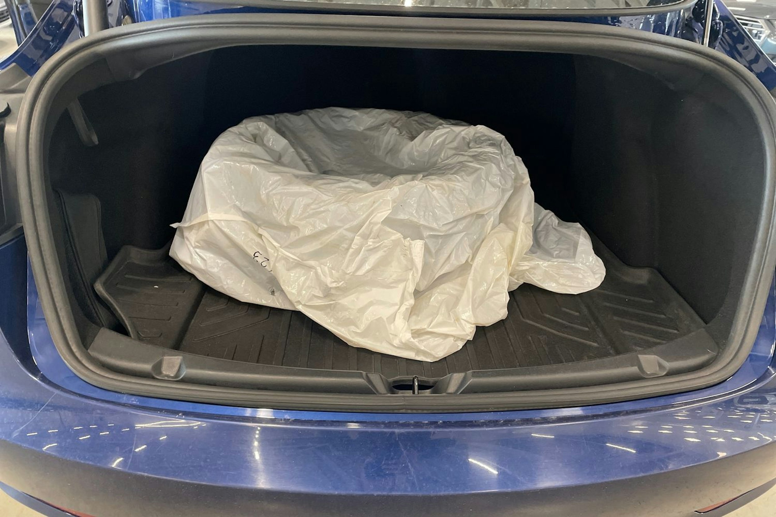sininen Tesla Model 3 2022 kuva 25.