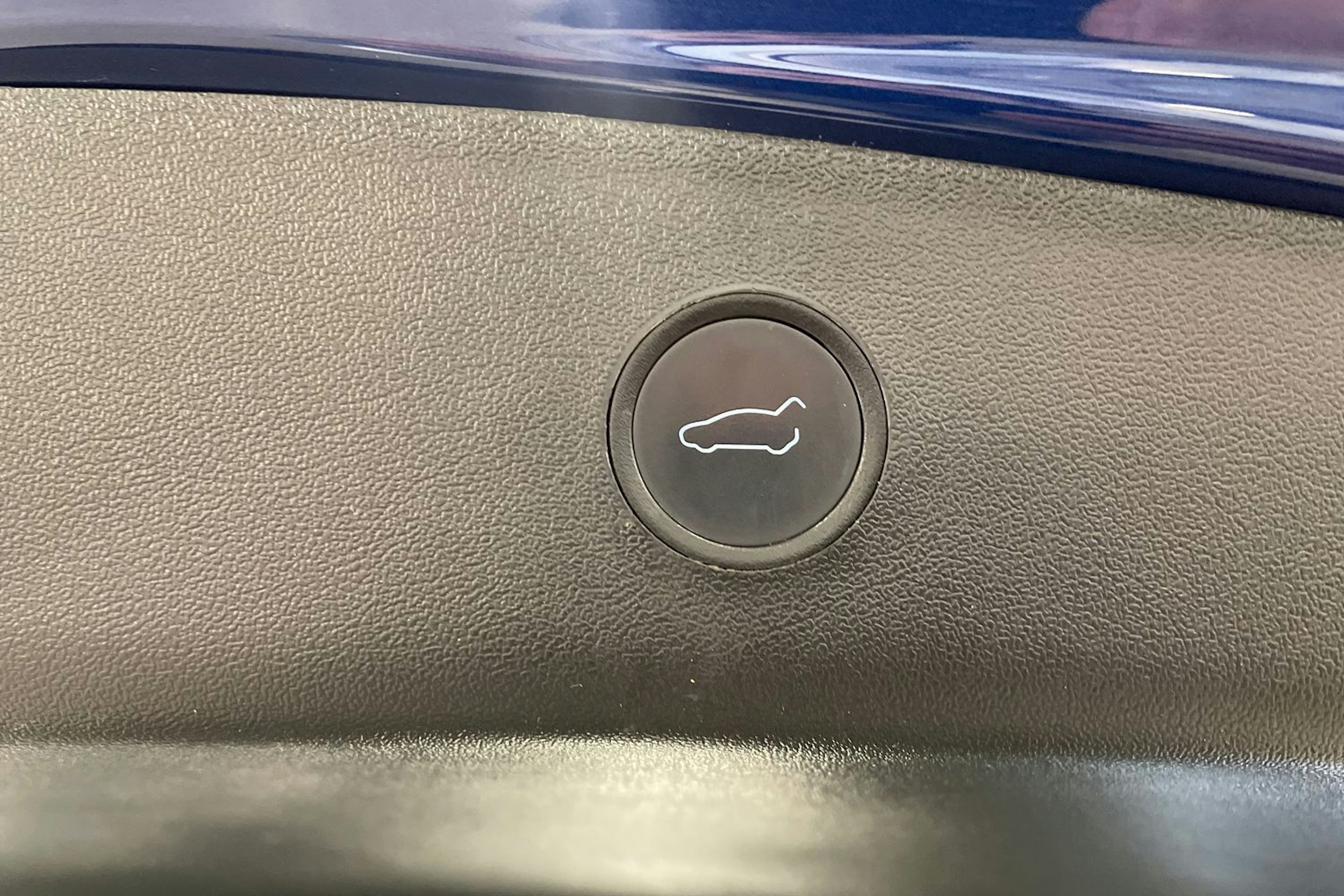 sininen Tesla Model 3 2022 kuva 27.