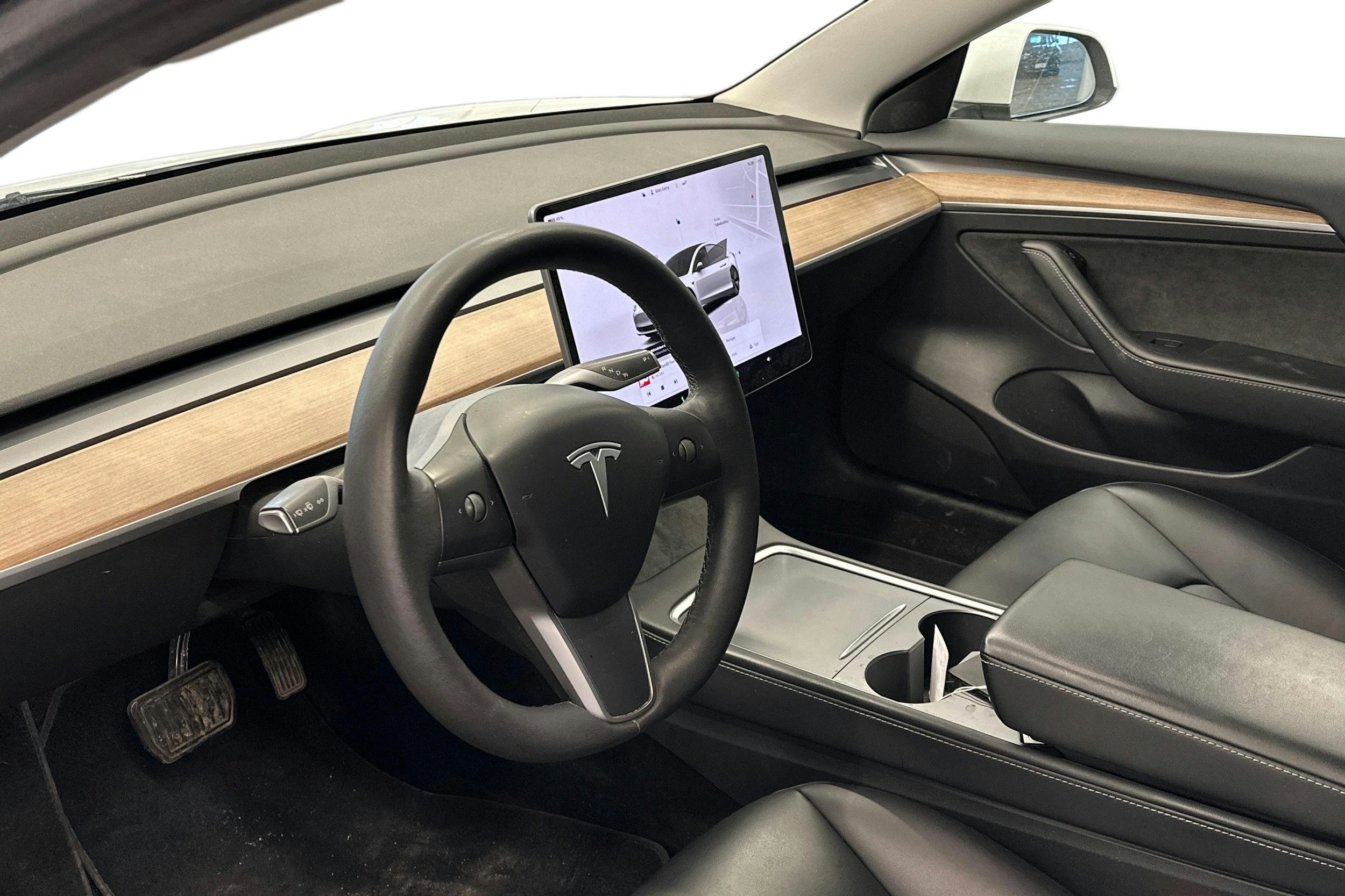 valkoinen Tesla Model 3 2022 kuva 3.