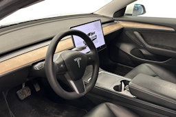 valkoinen Tesla Model 3 2022 kuva 3.
