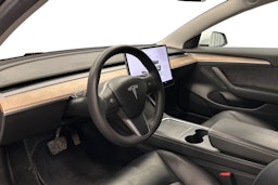 valkoinen Tesla Model 3 2022 kuva 7.