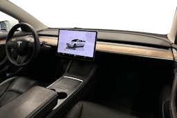 valkoinen Tesla Model 3 2022 kuva 9.