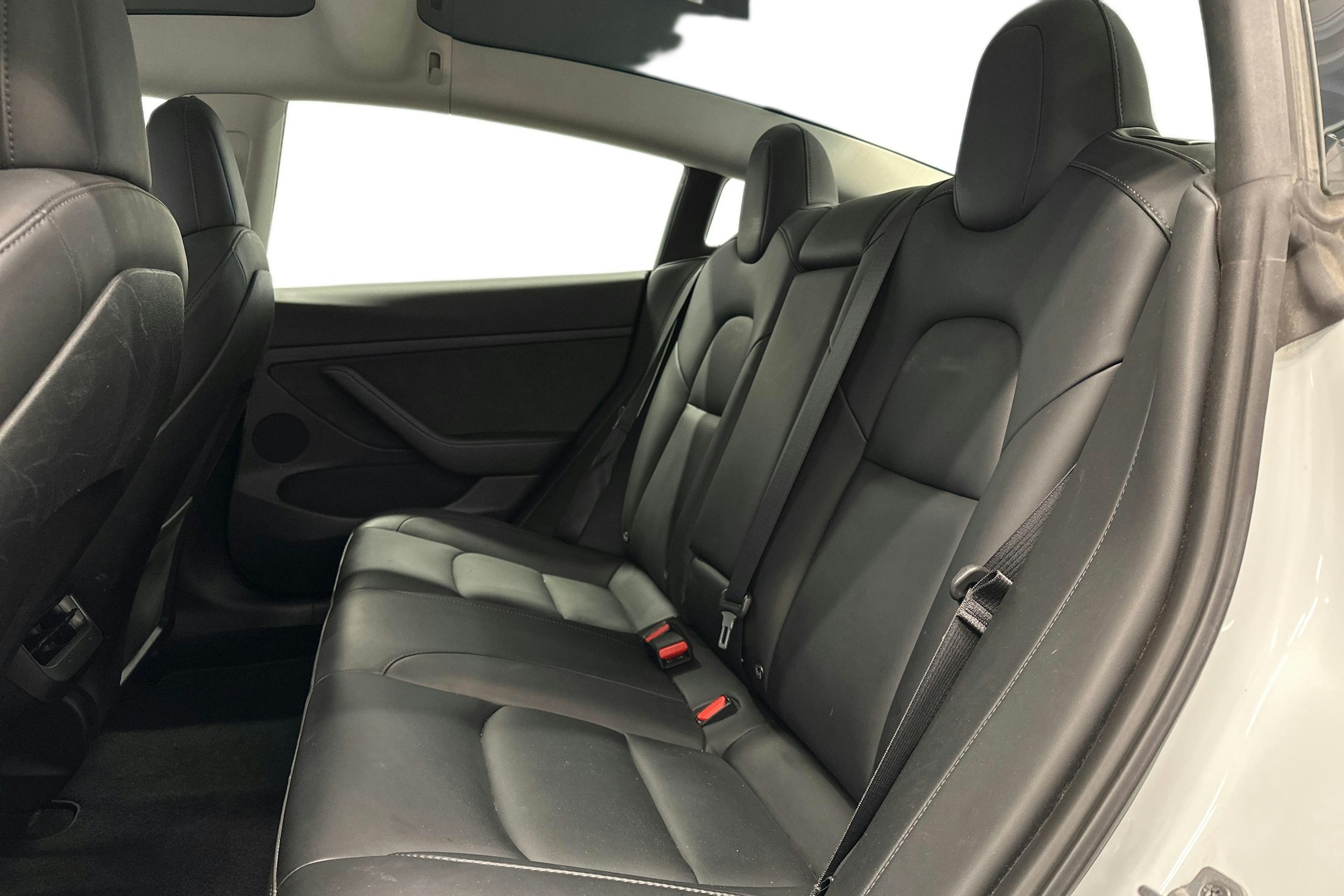 valkoinen Tesla Model 3 2022 kuva 10.