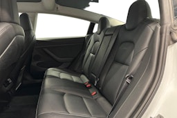 valkoinen Tesla Model 3 2022 kuva 10.