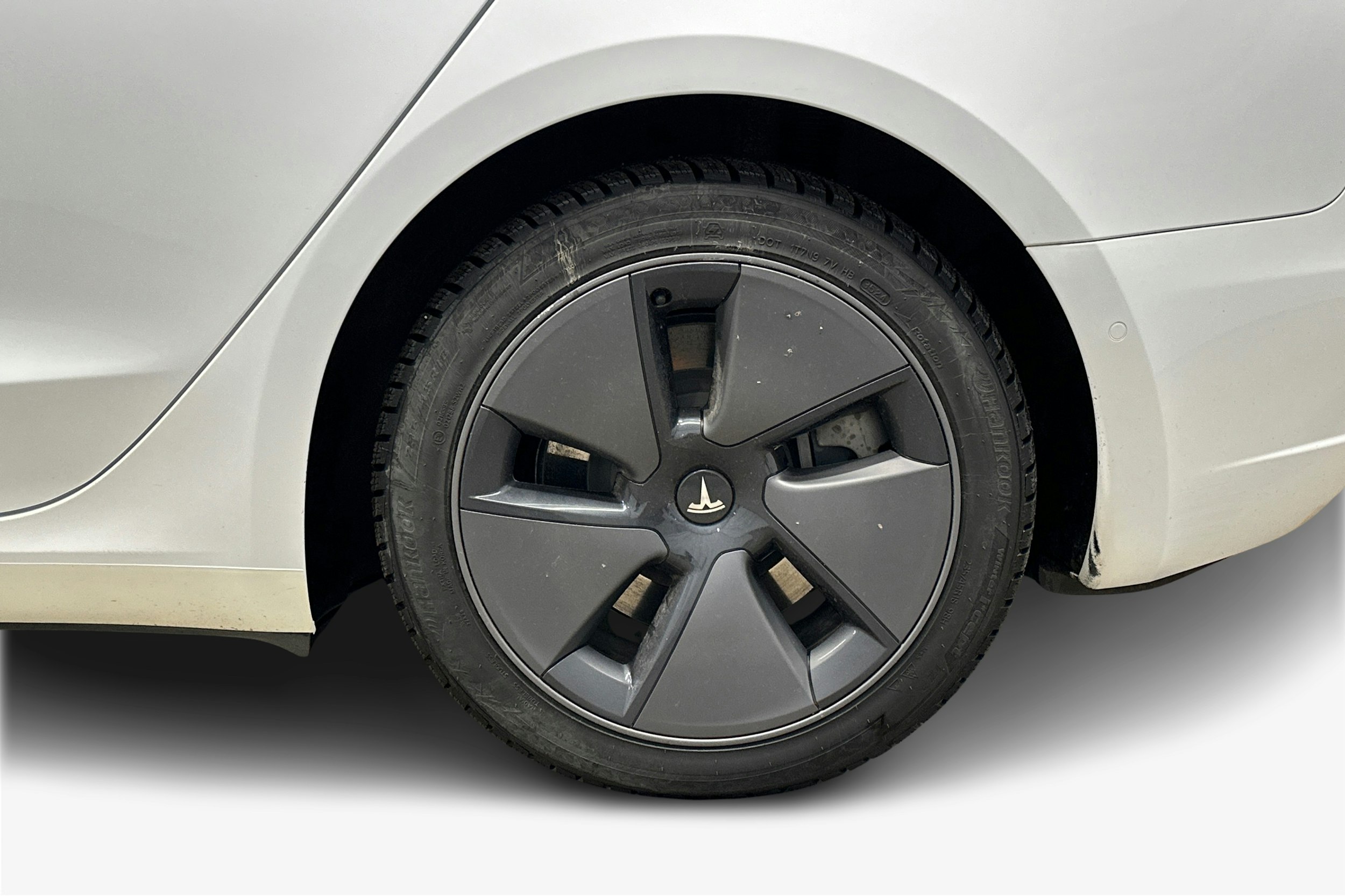 valkoinen Tesla Model 3 2022 kuva 11.