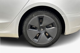 valkoinen Tesla Model 3 2022 kuva 11.