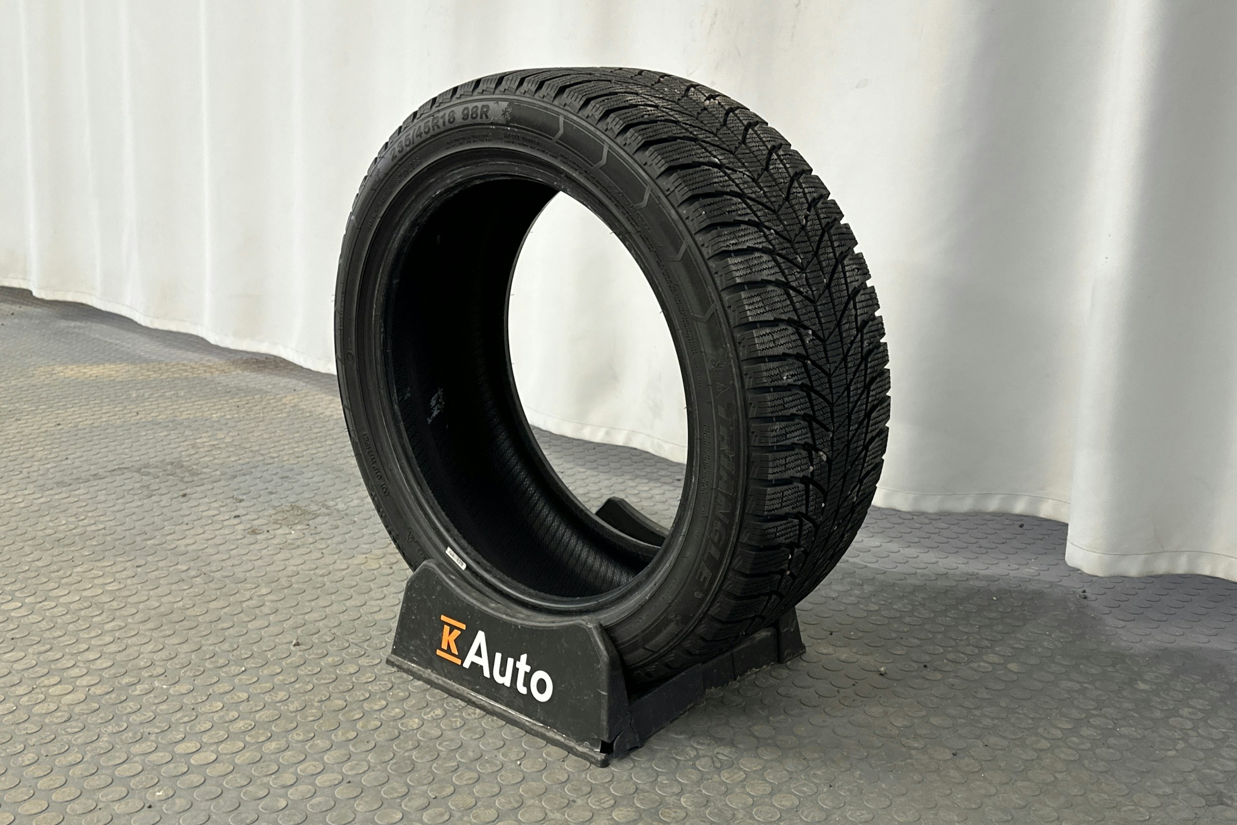 valkoinen Tesla Model 3 2022 kuva 13.