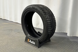 valkoinen Tesla Model 3 2022 kuva 13.