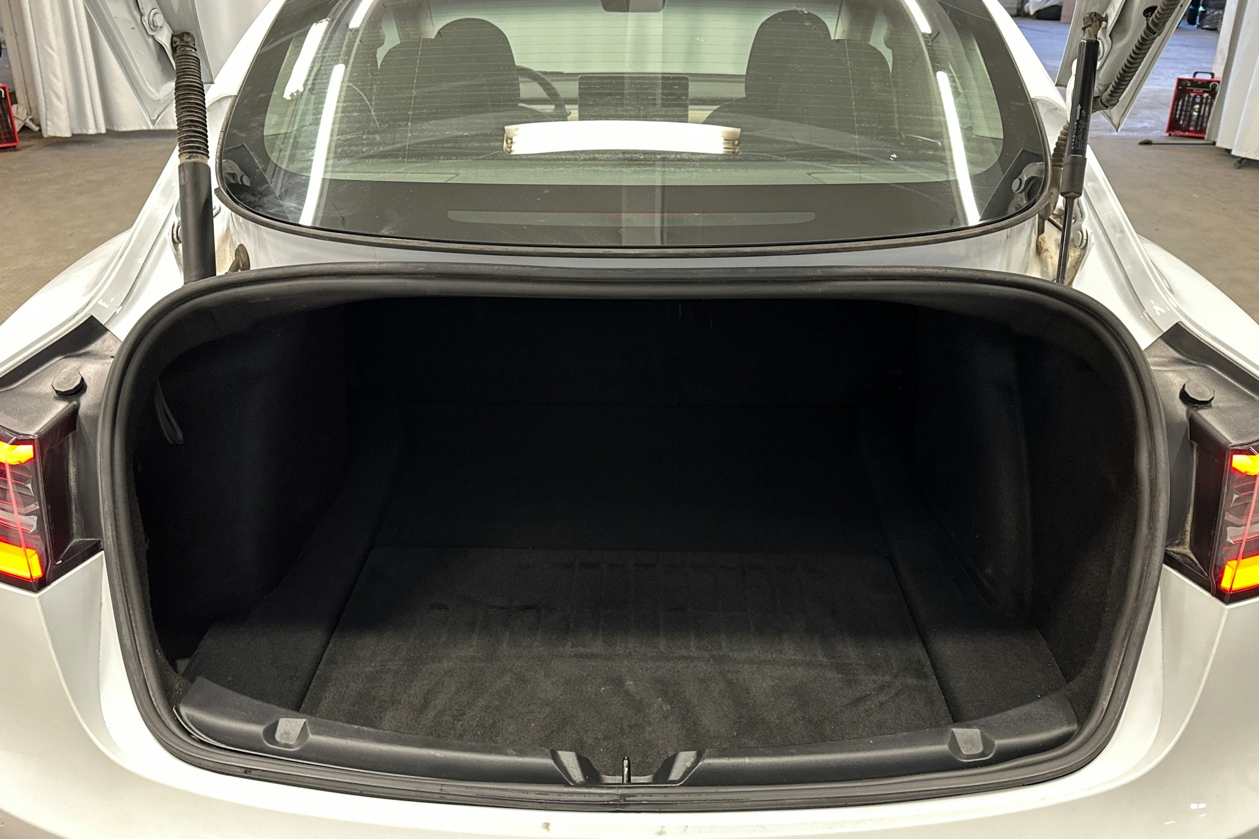 valkoinen Tesla Model 3 2022 kuva 14.