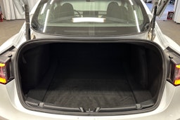 valkoinen Tesla Model 3 2022 kuva 14.