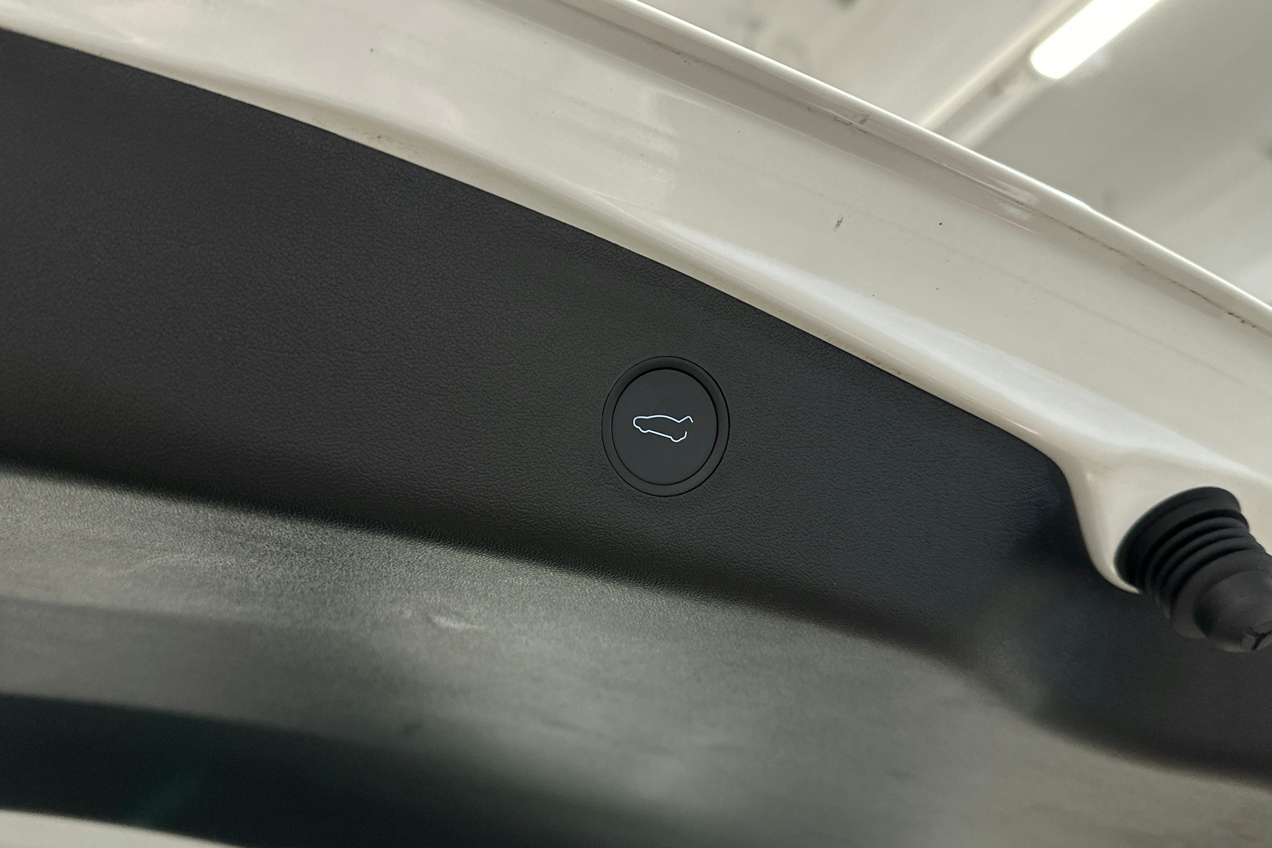 valkoinen Tesla Model 3 2022 kuva 15.