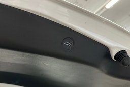 valkoinen Tesla Model 3 2022 kuva 15.