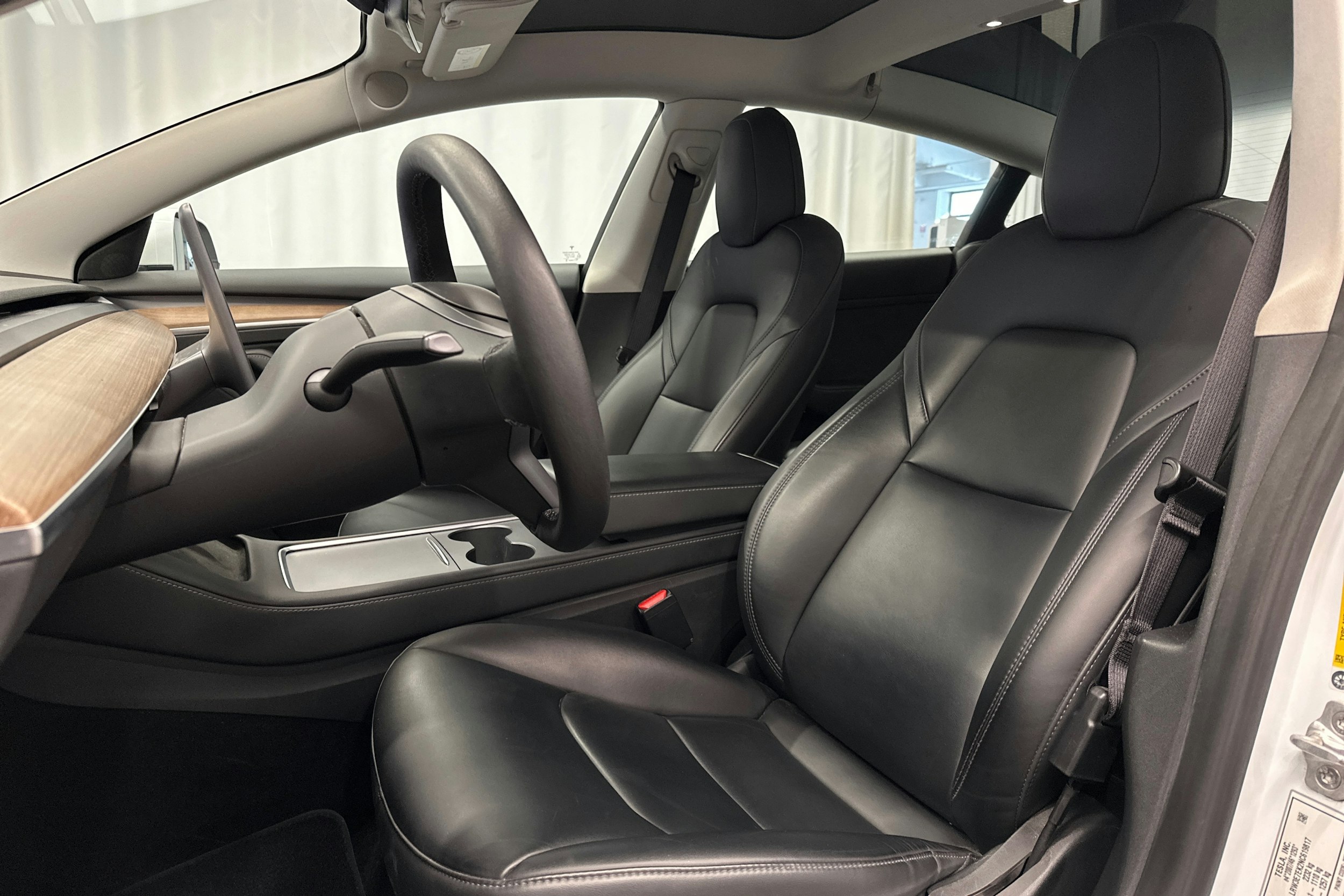 valkoinen Tesla Model 3 2022 kuva 16.