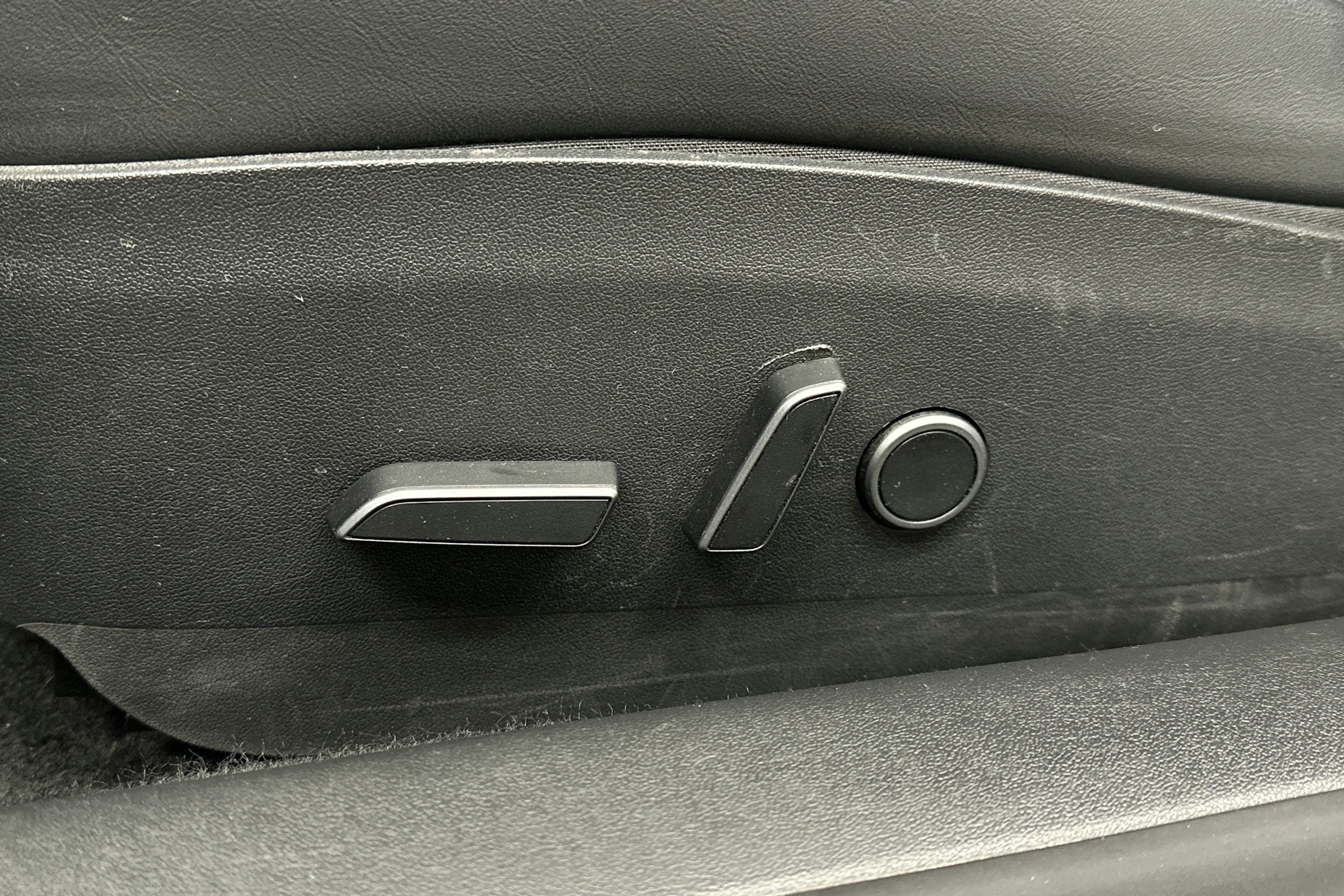 valkoinen Tesla Model 3 2022 kuva 17.