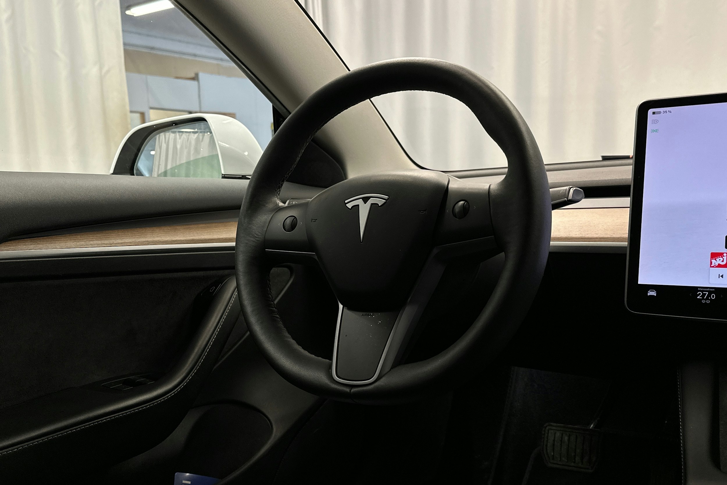 valkoinen Tesla Model 3 2022 kuva 18.