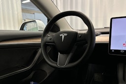 valkoinen Tesla Model 3 2022 kuva 18.