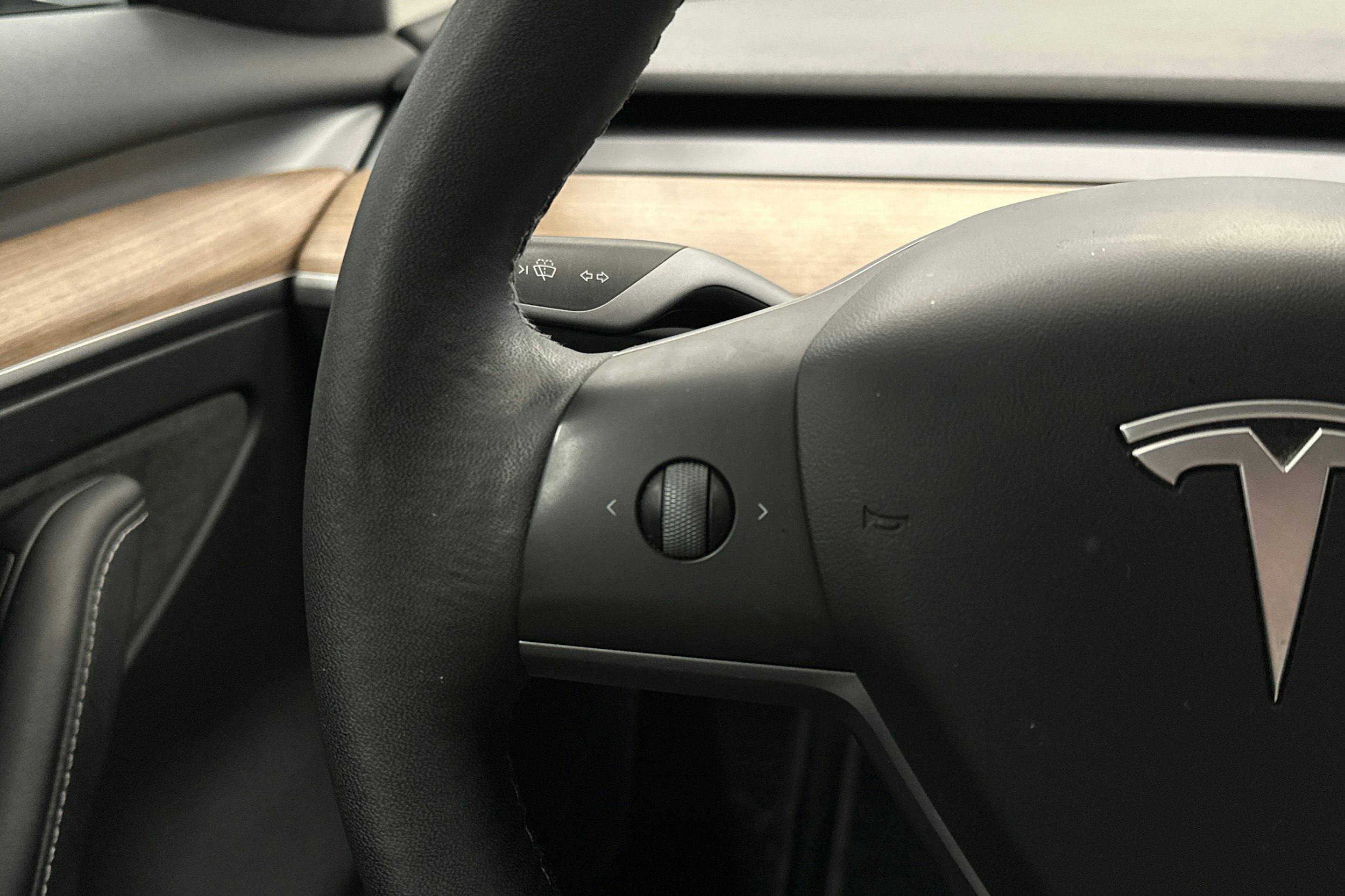 valkoinen Tesla Model 3 2022 kuva 19.