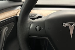 valkoinen Tesla Model 3 2022 kuva 19.