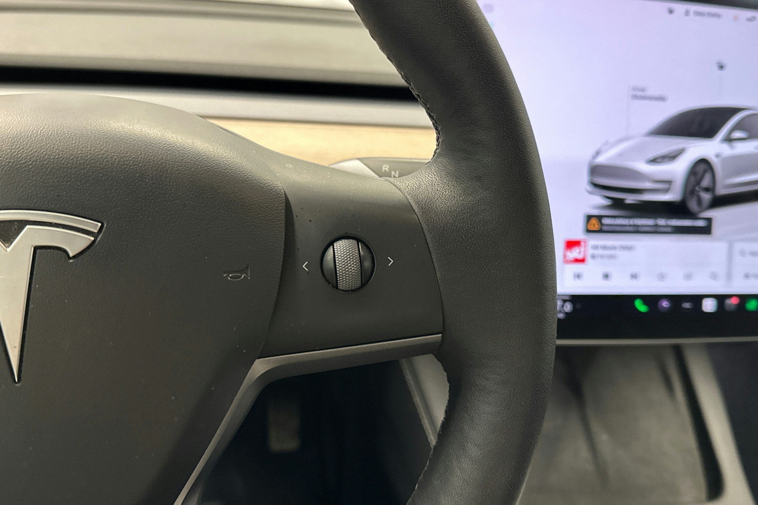 valkoinen Tesla Model 3 2022 kuva 20.